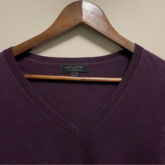 Banana Republic 100% Merino Wool Eggplant Purple V-neck Sweater Women’s Small - Picture 2 of 8